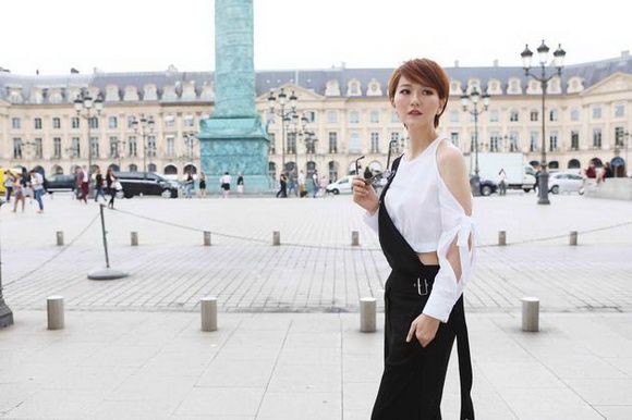 蔡淳佳巴黎街拍 酷感女性与浪漫法国邂逅